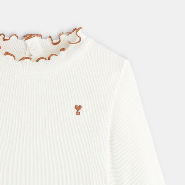 تيشيرت بناتي أبيض بياقة مضلعة ومسطحة